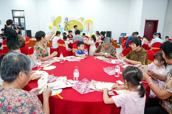 “一老一小”共做中秋燈籠點(diǎn)亮“朝夕美好”
